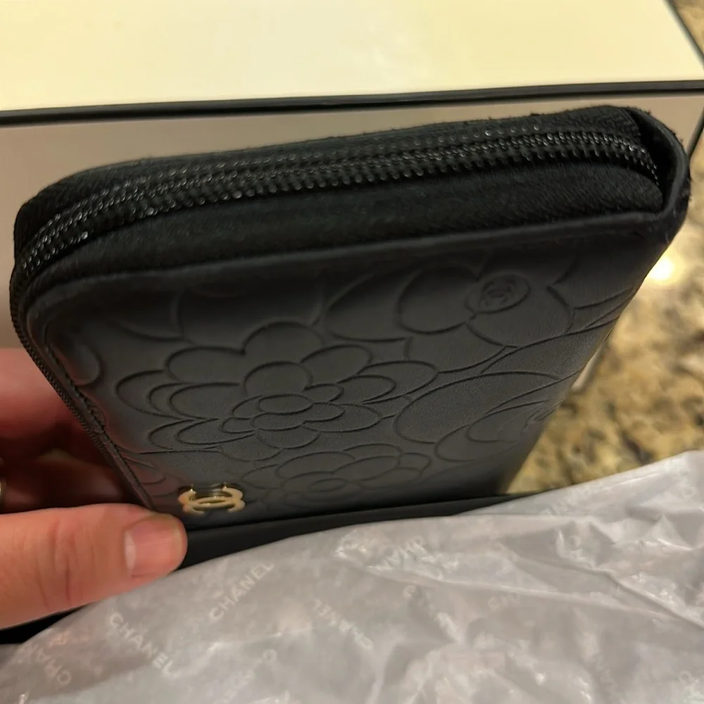 CHANEL Black leather Floral Camellia Embossed Wallet CC Gold Logo